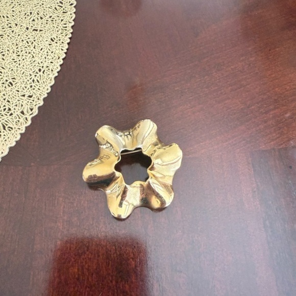 Vintage Gold Tone Brooch - Picture 1 of 3